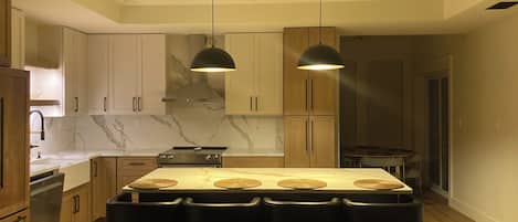 Fridge, oven, stovetop, dishwasher