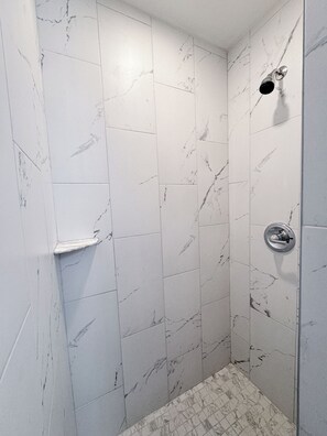 Shower, hair dryer, towels, soap - Amazing Townhouse-Heart of Little Italy  (Baltimore)