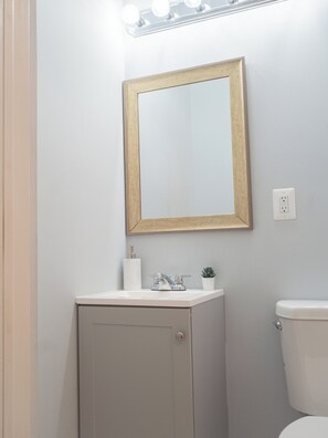 Studio Suite | Bathroom - Amazing Townhouse-Heart of Little Italy  (Baltimore)