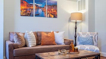 Studio Suite | Living area | TV