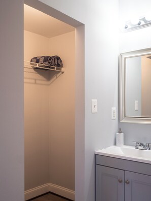 Habitación doble Confort | Baño | Regadera, secadora de cabello, toallas, jabón 