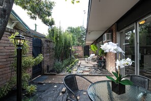 Outdoor dining - 2BR Montrose Dream Suite 01! Downtown, Medical Center (Houston)