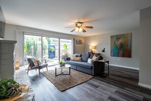 Living area - 2BR Montrose Dream Suite 01! Downtown, Medical Center (Houston)