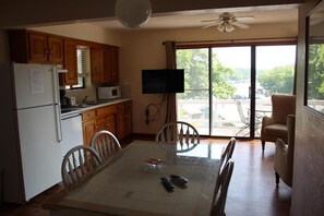 Private kitchen - Rock Harbor Resort and Motel (Sunrise Beach)