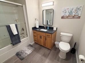 Bathroom - Soothing 2-bedroom apartment with AC (Cottage Grove)