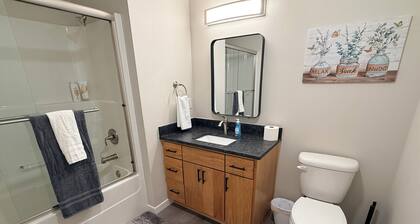 Soothing 2-bedroom apartment with AC