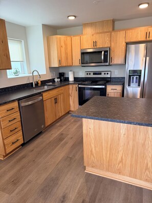 Private kitchen - Soothing 2-bedroom apartment with AC (Cottage Grove)