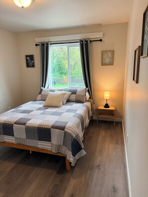 Room - Soothing 2-bedroom apartment with AC (Cottage Grove)