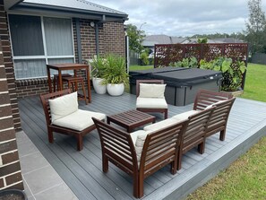 Outdoor dining - Secret Garden Retreat - Lake Mac | Fire Pit | Spa (Morisset)