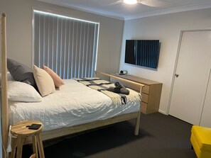 5 bedrooms, desk, iron/ironing board, travel cot - Secret Garden Retreat - Lake Mac | Fire Pit | Spa (Morisset)