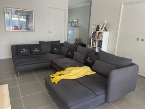 Books, video library, stereo, computer monitors - Secret Garden Retreat - Lake Mac | Fire Pit | Spa (Morisset)