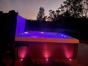Outdoor spa tub - Secret Garden Retreat - Lake Mac | Fire Pit | Spa (Morisset)