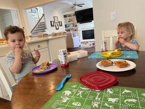 Dining - World Cup ready- Spacious 4-bedroom house 8 miles from Mercedes Benz stadium (Smyrna)