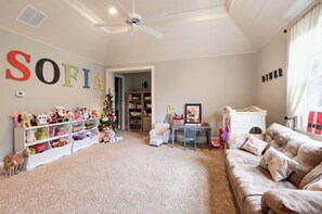 Living area - World Cup ready- Spacious 4-bedroom house 8 miles from Mercedes Benz stadium (Smyrna)