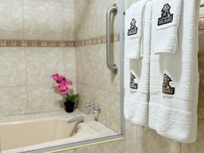 Dusche, Haartrockner, Handtücher, Seife