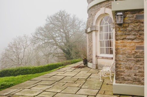 The Folly - sleeps 6 guests  in 3 bedrooms