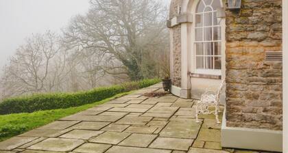 The Folly - sleeps 6 guests in 3 bedrooms