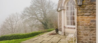 The Folly - sleeps 6 guests in 3 bedrooms
