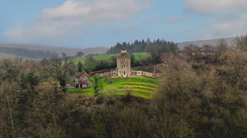 The Folly - sleeps 6 guests  in 3 bedrooms
