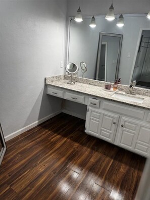 Bathroom -  3-bedroom house in Arlington, 20 minutes from AT&T Stadium and the Stockyards. (Arlington)