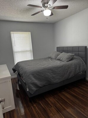 3 habitaciones, tabla de planchar con plancha, internet y ropa de cama 