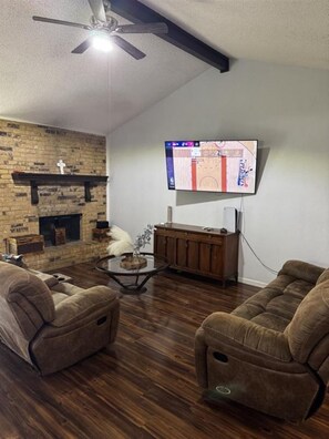 Living area -  3-bedroom house in Arlington, 20 minutes from AT&T Stadium and the Stockyards. (Arlington)