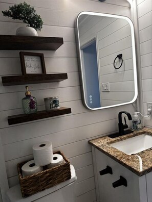 Douche, serviettes fournies, savon, papier toilette
