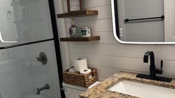 Dusche, Handtücher, Seife, Toilettenpapier