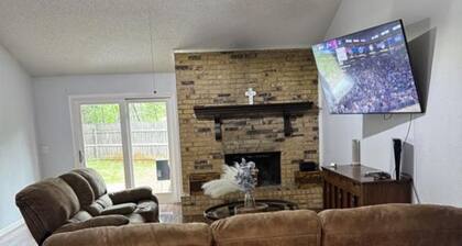 3-bedroom house in Arlington, 20 minutes from AT&T Stadium and the Stockyards.
