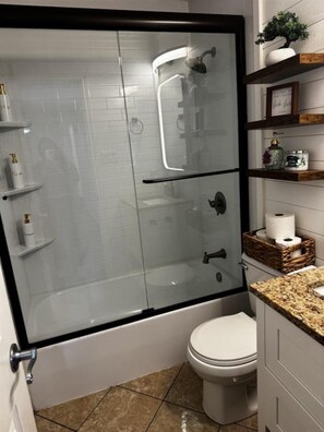 Douche, serviettes fournies, savon, papier toilette