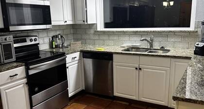 3-bedroom house in Arlington, 20 minutes from AT&T Stadium and the Stockyards.