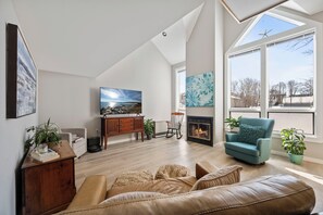 TV, fireplace - Surfside at Short Sands - 3 min walk to Short Sands - York - Pool - Hot Tub (York)