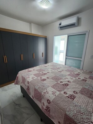 Room - Beachfront apartment in Mongaguá with gourmet area. (Mongaguá)