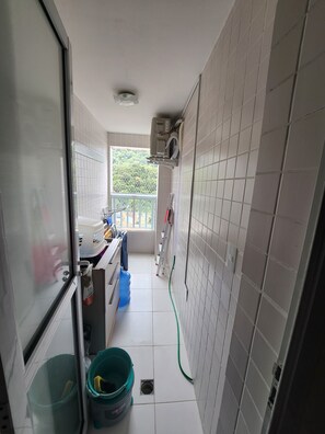 Interior - Beachfront apartment in Mongaguá with gourmet area. (Mongaguá)