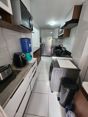 Private kitchen - Beachfront apartment in Mongaguá with gourmet area. (Mongaguá)