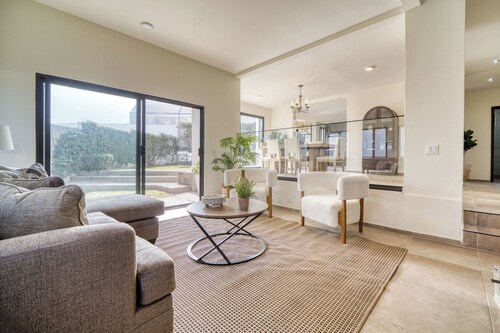 12 ppl, 5 BD, prime location, steps from Marina Coral, gated community
