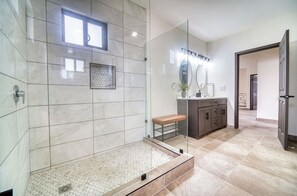 Secadora de cabello, toallas, jabón, papel de baño 