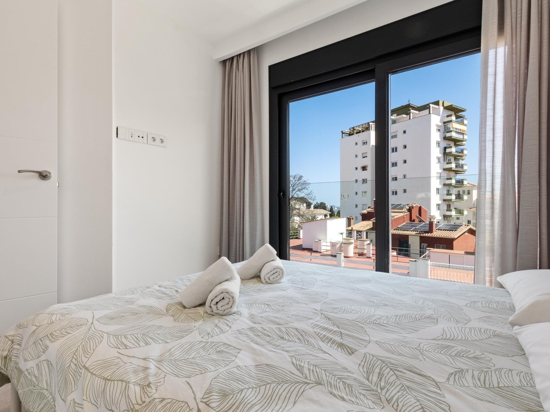 Tabla de planchar con plancha, acceso a internet y ropa de cama 