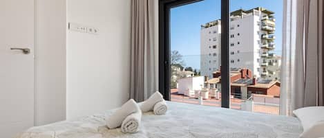 Tabla de planchar con plancha, internet y ropa de cama