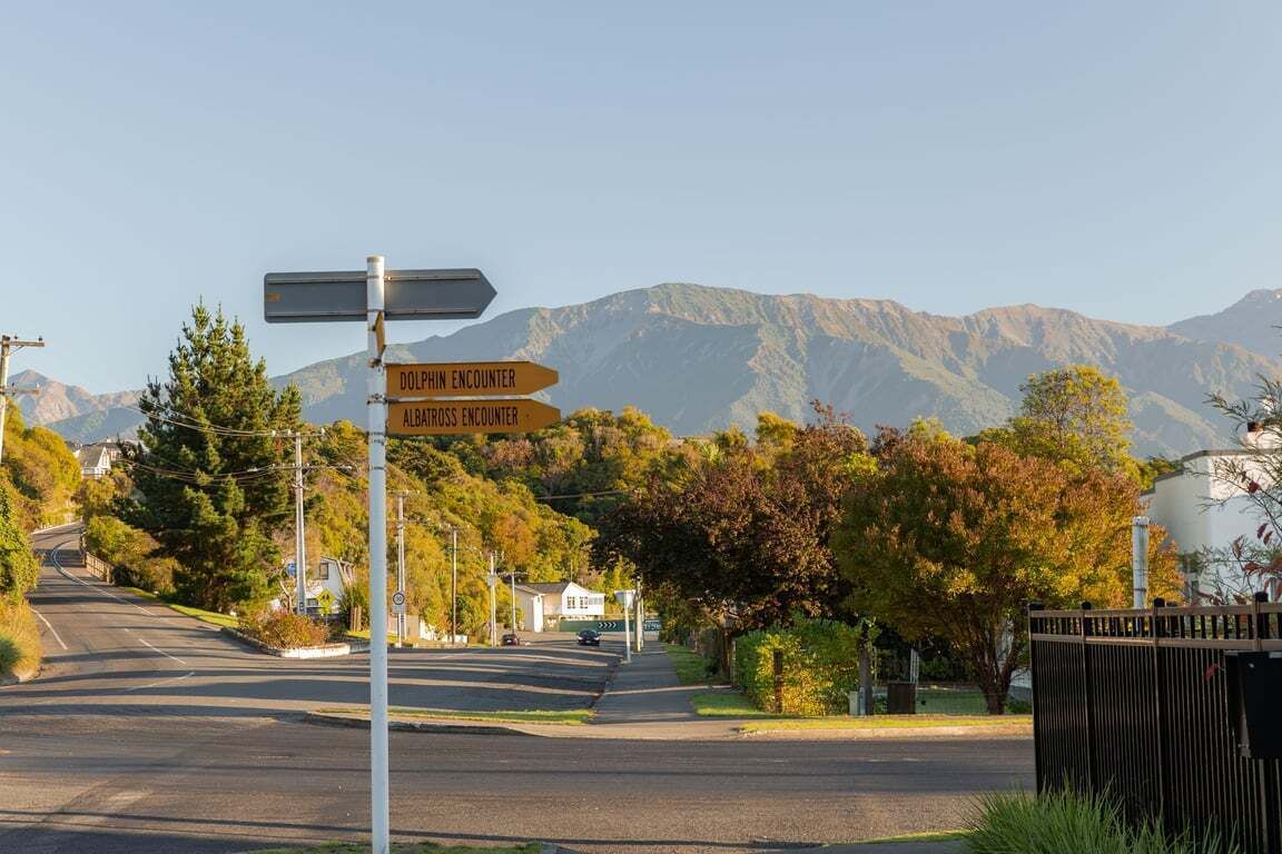 Un panneau de signalisation indiquant les directions vers « DOLPHIN ENCOUNTER » et « ALBROST ENCOUNTER ».