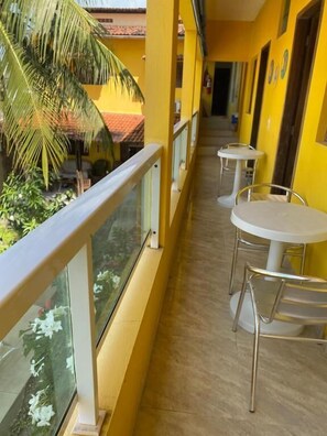 Outdoor dining - Sol Hostel e Pousada Maragogi (Maragogi)