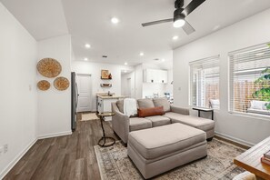 Living area - Gonzales Work+Stay House near HWY 30/44 & I-10 (Gonzales)