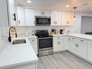 Microwave, oven, stovetop, dishwasher - 3-bedroom house in the city of temple terrace, Near USF & Busch Gardens (Tampa)
