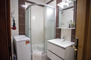 Shower, towels - Comfort Apartment 6 Vrsar, Vrsar, Croatia (Vrsar)
