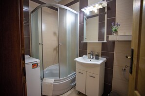 Shower, hair dryer, towels - Comfort Apartment 3 Vrsar, Vrsar, Croatia (Vrsar)