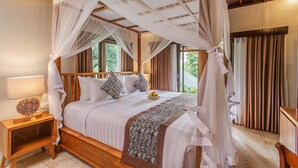A four-poster bed with white linens, a wooden headboard, and a canopy. - D'junas Villas (Ubud)