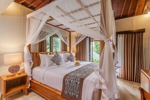 Un lit à baldaquin avec des draps blancs, une tête de lit en bois et un ciel de lit.