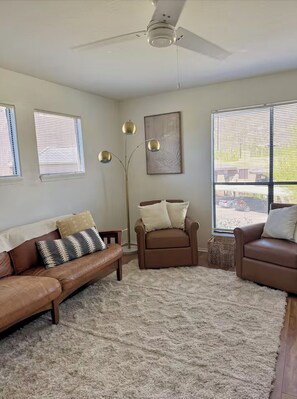 Living area - Rare Mountain View - 1 Bdrm Sonoran Alpine Retreat (Tucson)