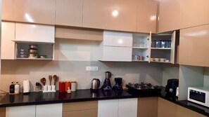 Private kitchen - Enjoyable 3-bedroom apartment with AC in vibrant Bengaluru (Bengaluru)