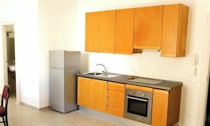 Wasserkocher mit Kaffee-/Teezubehör, Kühlschrank, Ofen